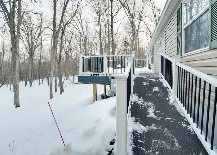 Tranquil Cabin Getaway Near Red Cedar Lake!